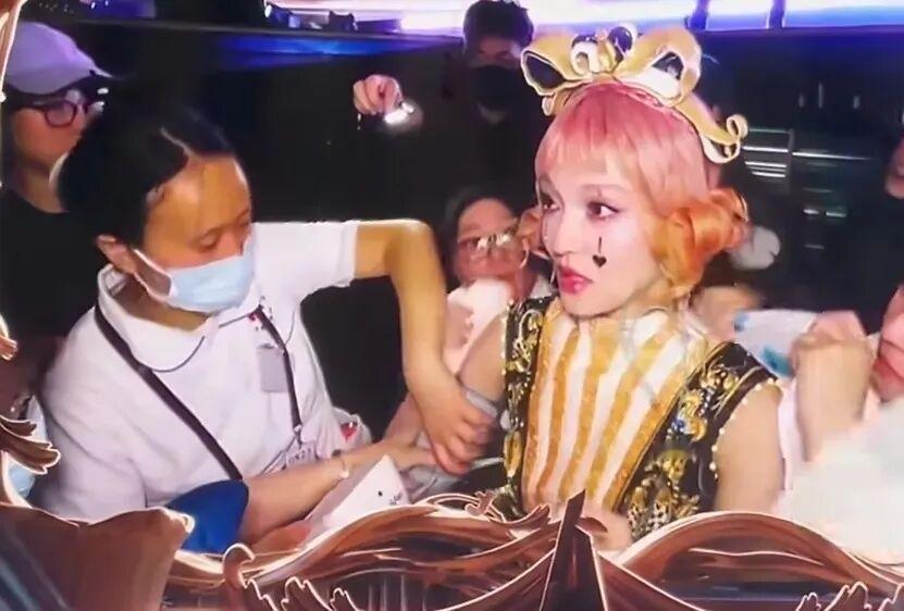 看到那条热搜我心里咯噔一下——张韶涵在成都演唱会上，心脏突然出问题了。前一秒