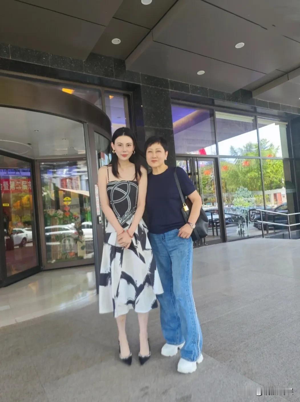 张凯丽终于在正常的年纪有着正常的穿搭，不再执着于穿着短裤、露出大长腿了。深圳遇
