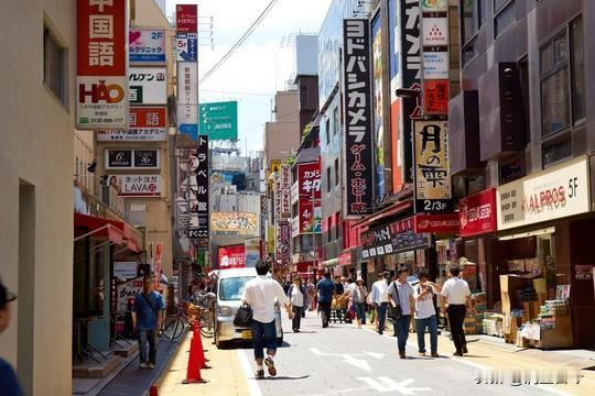 2026年1月29日晚，东京街头发生一起惊人抢劫案。3名嫌疑人组成的团伙在市中心
