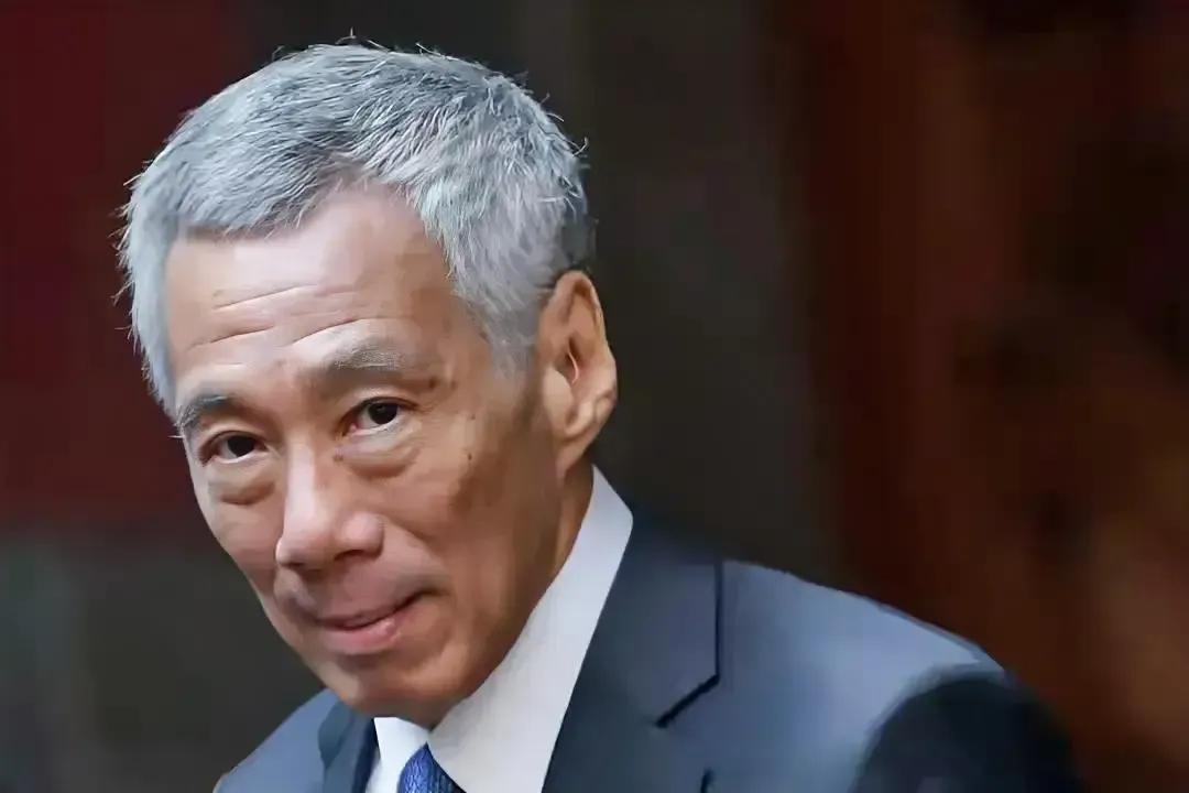新加坡前总理李显龙说，“亚洲地区国家都不希望在两个大国之间选边站，想同时与双方保