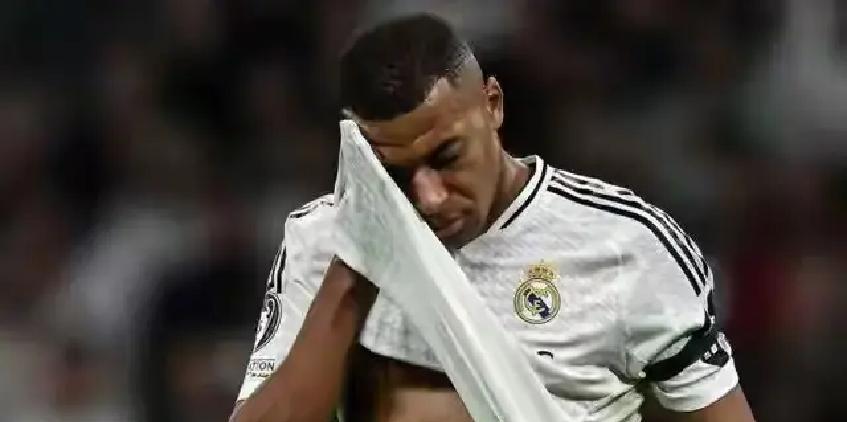 姆巴佩瘫坐伯纳乌替补席时，巴黎正在香街庆祝六冠王。9亿锋线集体哑火，因为典礼中