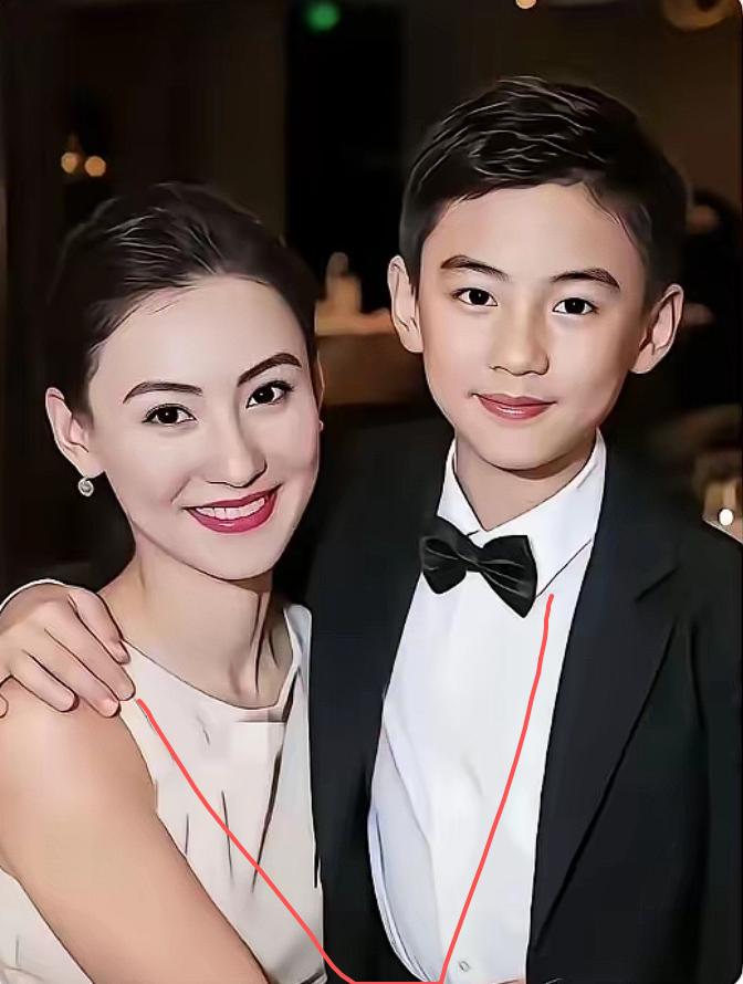 张柏芝三儿子被拉来和两个哥哥比长相，孩子越长大，越该把外貌排名从他身上拿开