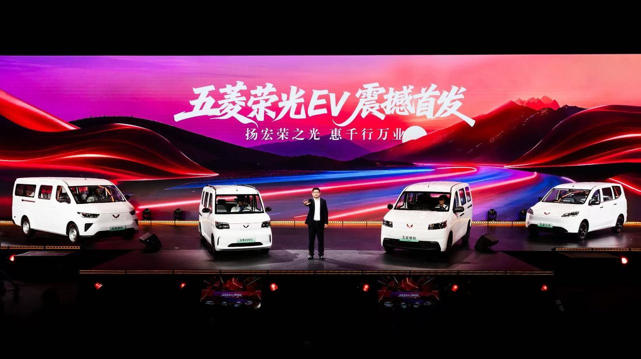 【五菱发布“天、灵、神”技术体系，新能源五菱红标家族同步亮相】11月18日，上汽