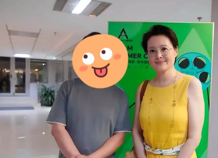 53岁袁立在上海开讲座，她穿着一条黄色长裙，留着短发，身材丰腴，皮肤很白皙，整个