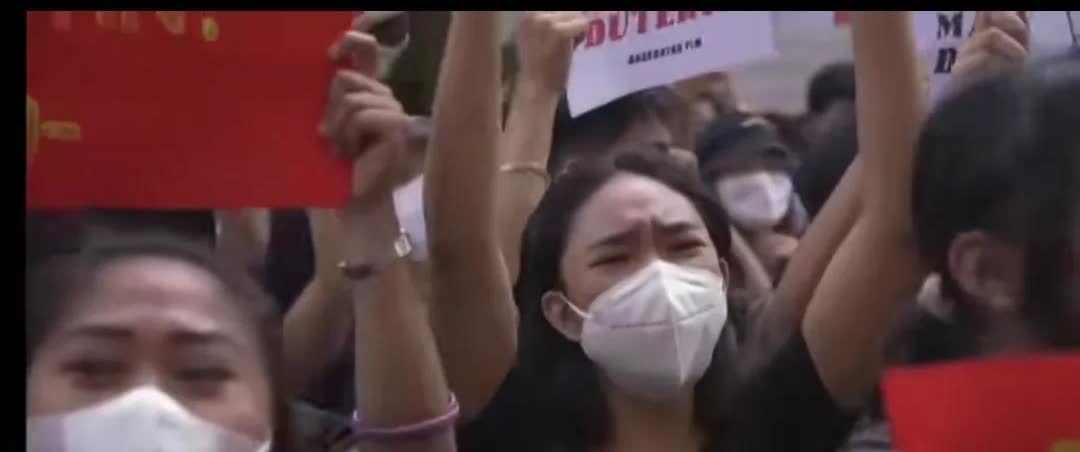 菲律宾民众“怒了”？怒就“怒”吧。小马科斯怎么当的总统，菲律宾人最清楚。