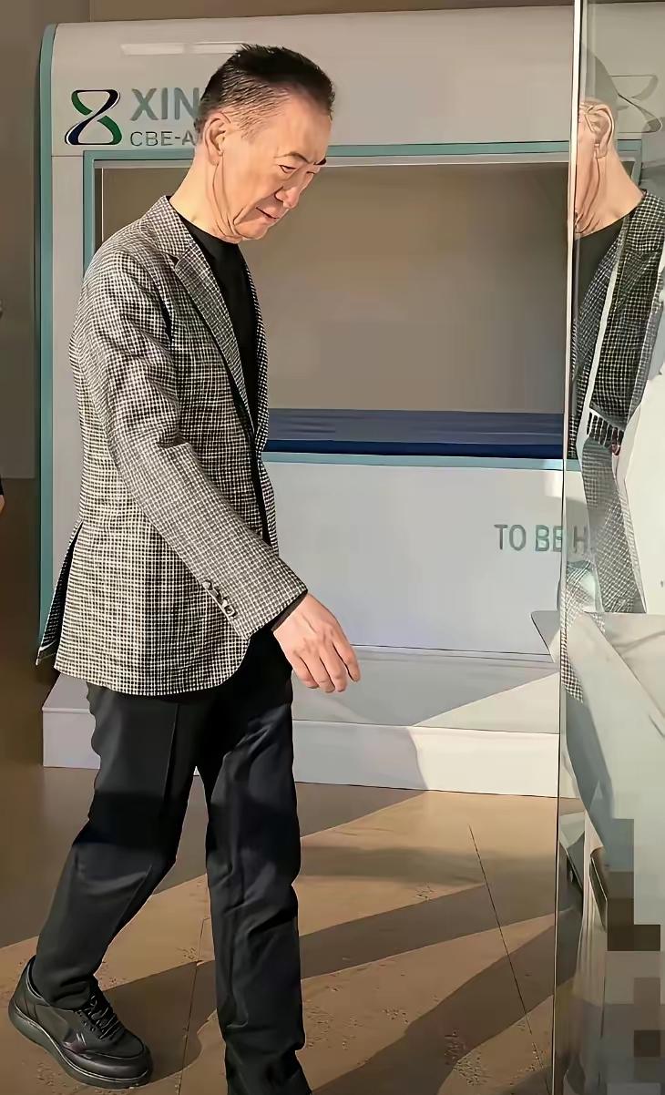 王健林和许家印，作为曾经地产界的两个大佬，老王如今消瘦无比，人看上去也是断崖式的