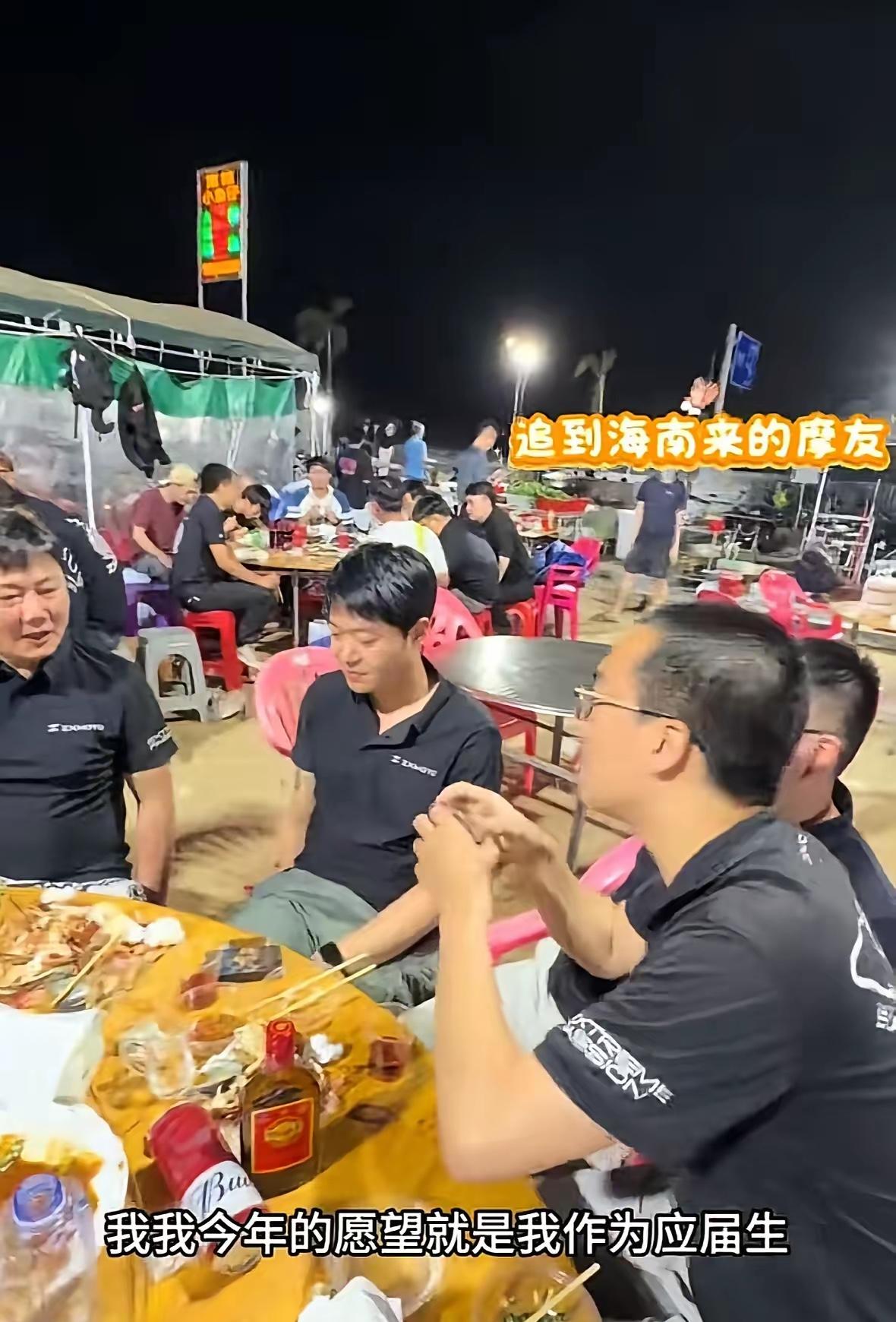 一名应届毕业生狂追2000公里，就为见张雪一面并加入张雪机车。张雪看着他穿着