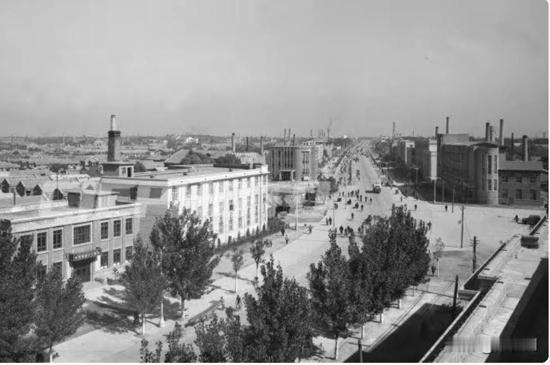 青城印记这是呼和浩特市20世纪六十年代的中山西路街景。照片中有联营商店、内蒙古