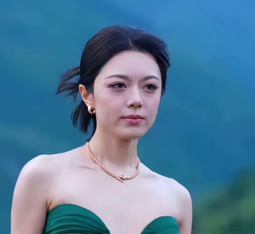 她的眼睛真的问题太大，特写侧面镜头直接出戏，实在太凸了。其他都长得挺好的，眉骨也