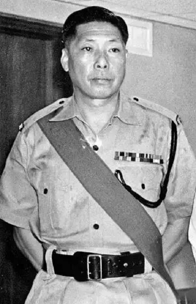 曾志伟的爸爸曾启荣，外号“曾咩渣”，也就是大队长。1940年，曾启荣加入了香港警队，一路升到了军装警