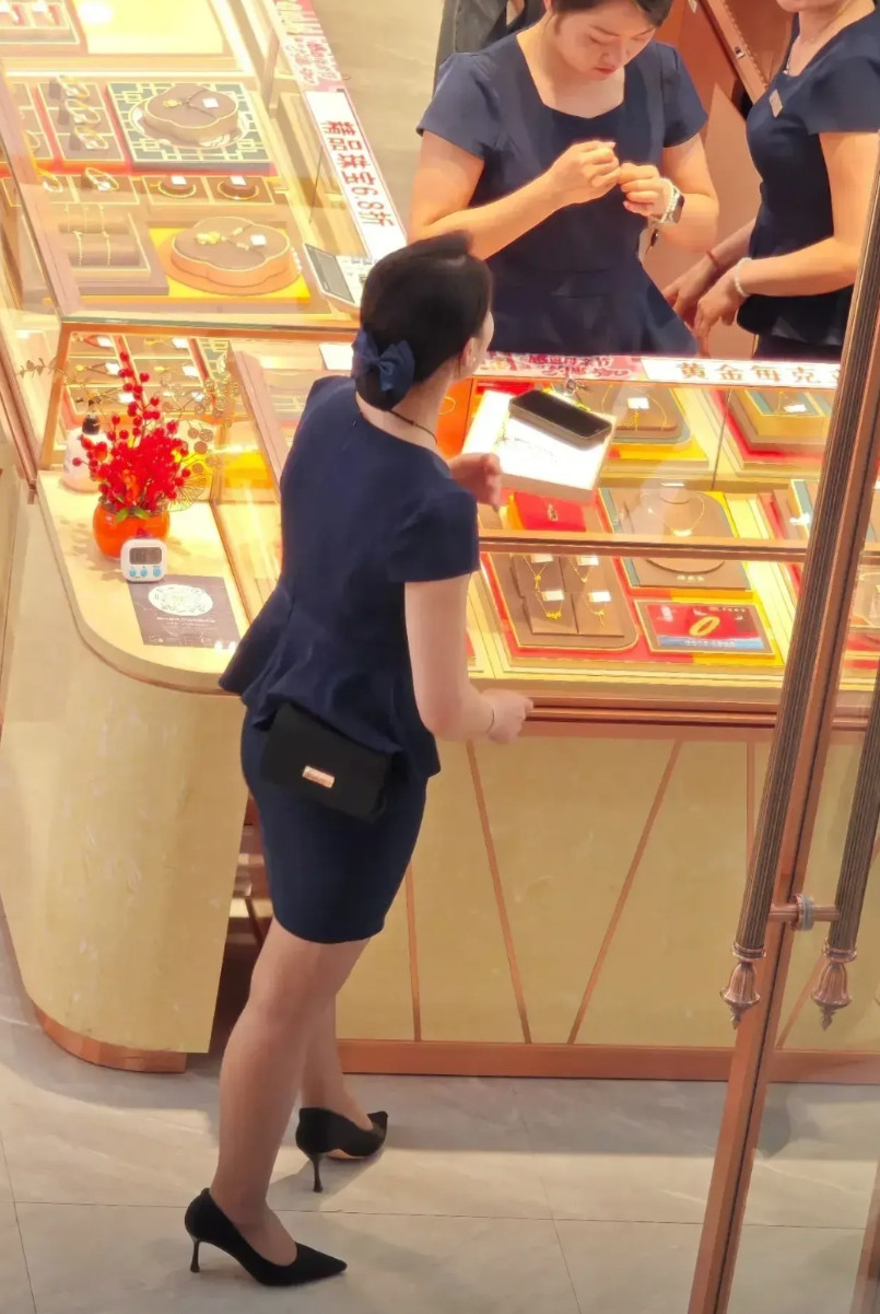 金店上班的小姐姐也挺辛苦的，穿高跟鞋一天站八九个小时，也不能坐，估计上一天班脚都