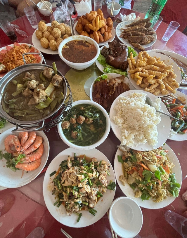 还是农村坐席的饭菜好吃。最起码能吃饱。不像城里，看起来高大上，但满满一桌子菜，我