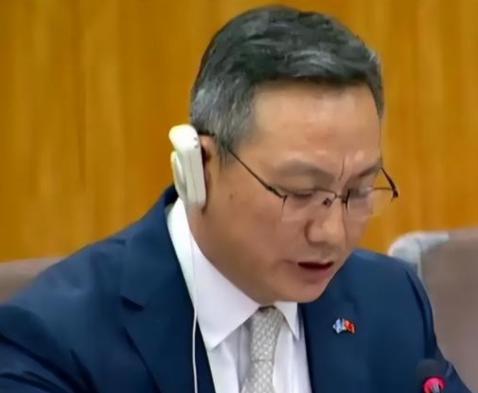 当联合国高官流畅切换四国语言，却唯独没有中文时，中国代表孙磊大使没有愤怒指责，而