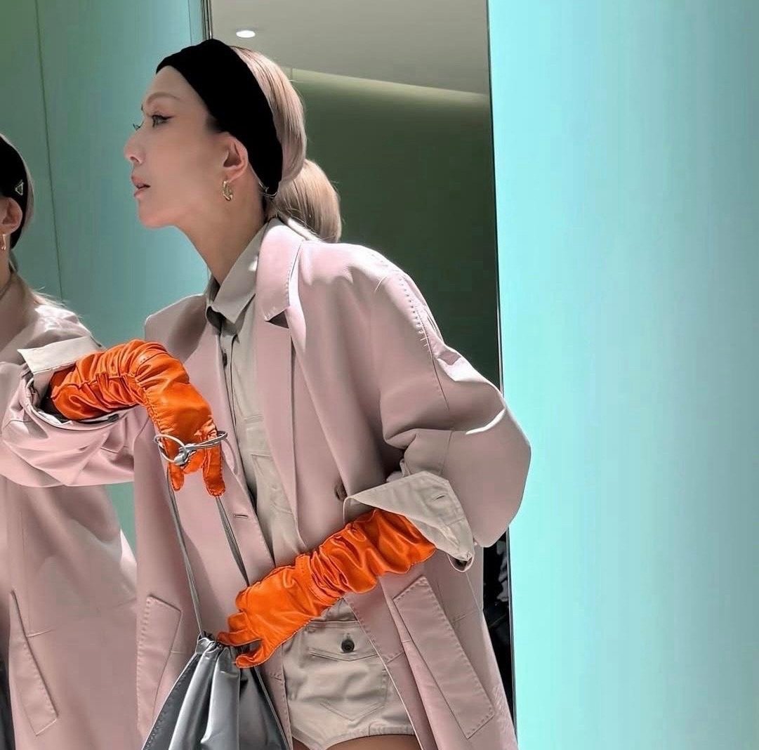 以为郑秀文大衣里会配半身裙啥的，她竟然穿了条像尿不湿一样的短裤…