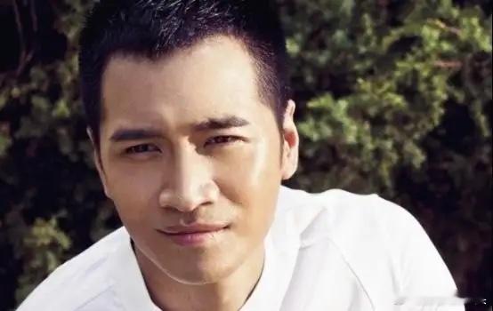 1998年，一个32岁的富婆色迷迷地对21岁的何晟铭说：“跟我去香港，我保证不会