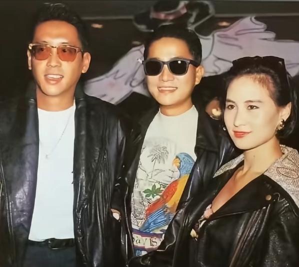 一张合影，三个人，故事全写在脸上。何超琼刚订婚，陈百强见到她，没忍住抱了一下，像