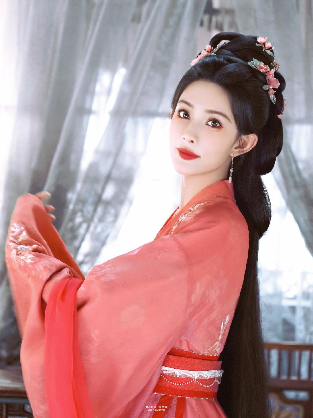 关于《桃花映江山》播放遇冷，舆论争议不断。不少人指责孟子义妆容与《九重紫》雷同致