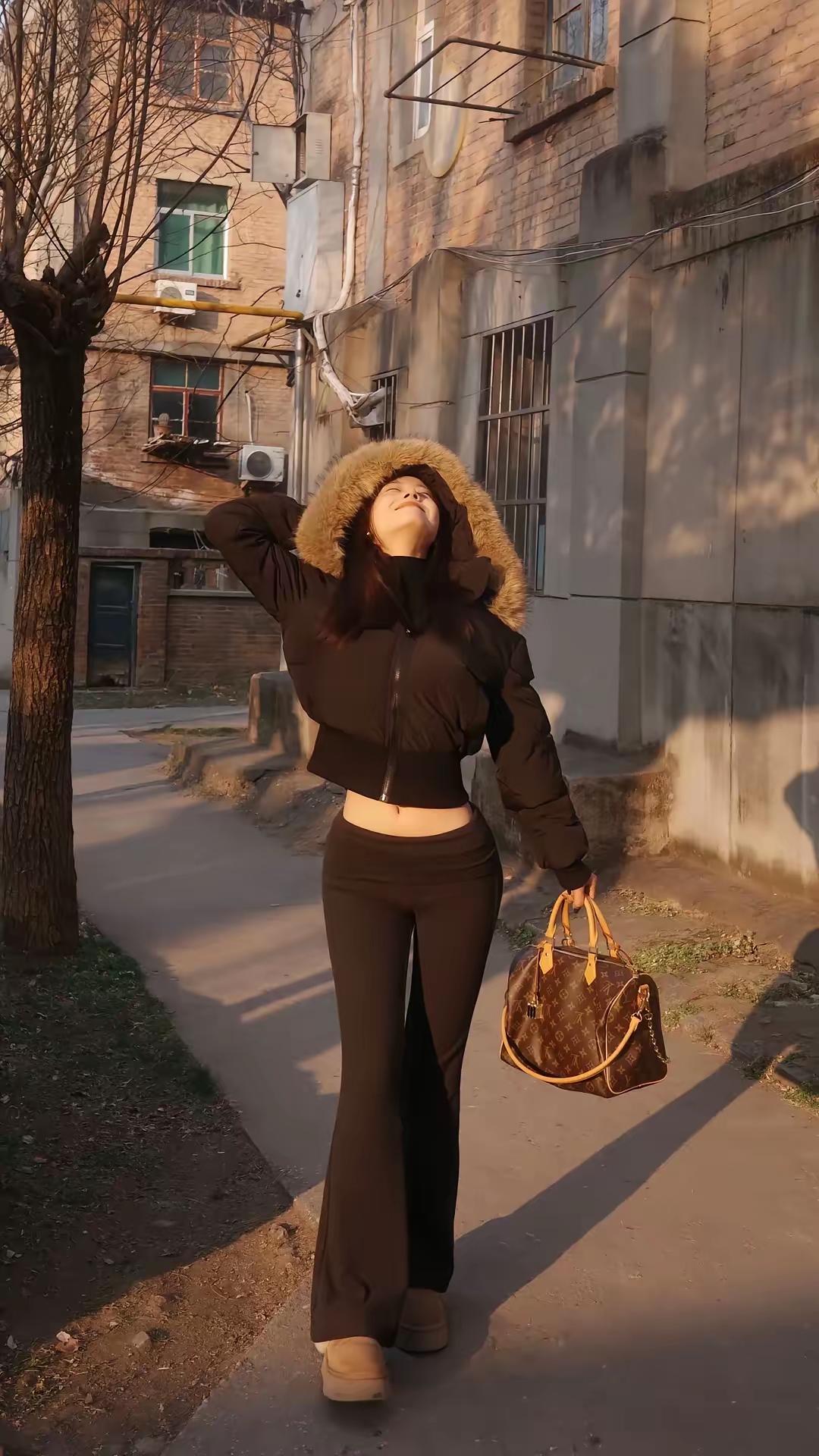 脸不得不露，是为了看路。腰为什么露，表示天不冷？