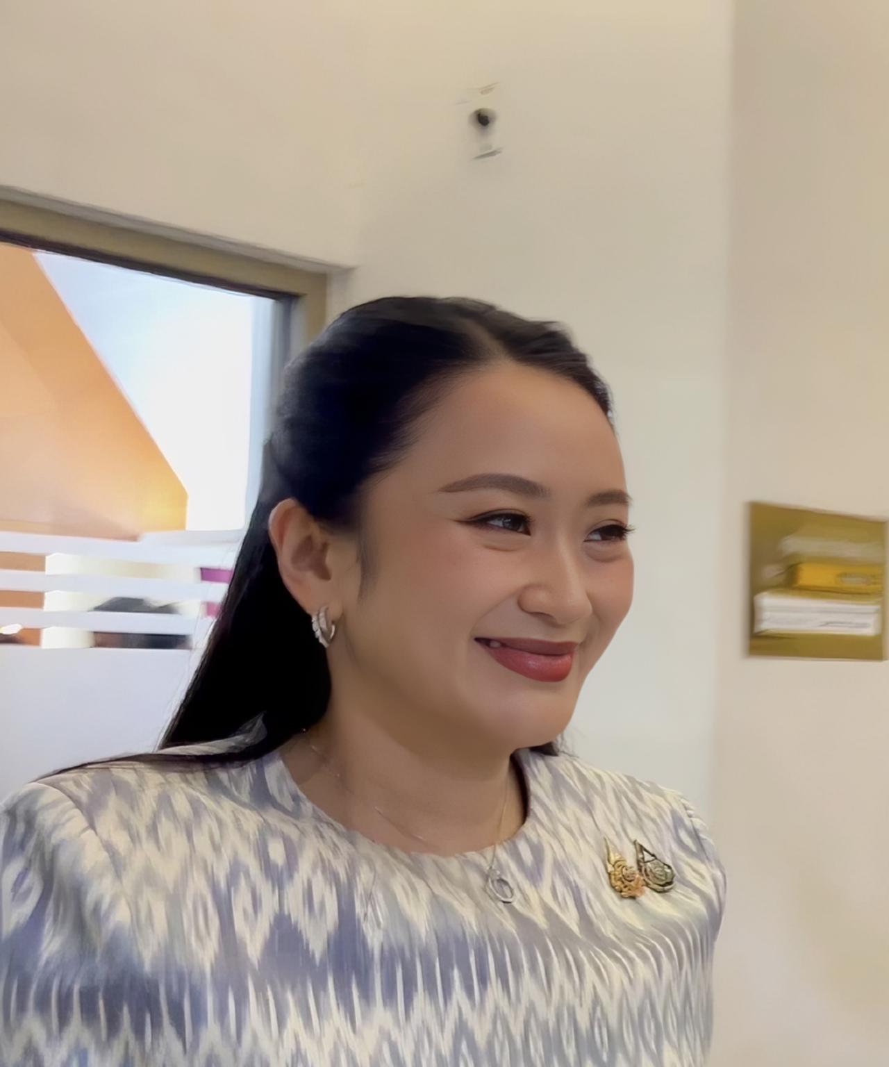 佩通坦衣品真不错，蓝色现代套装又仙又美2025年8月27日，总理兼文化部长佩通