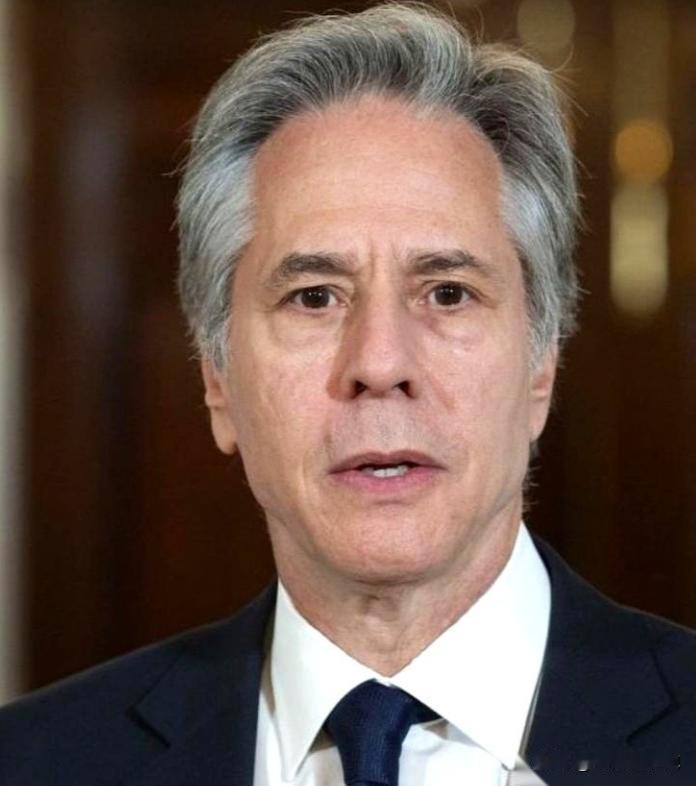 刚知道个事儿，挺扎心的。美国前国务卿布林肯，私底下跟人聊的时候吐了真言，听完我都