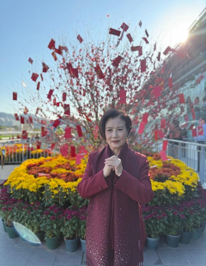 最近汪明荃在出席活动的时候搭配了一身大红色的衣服，看上去非常的时尚，气质也不错。