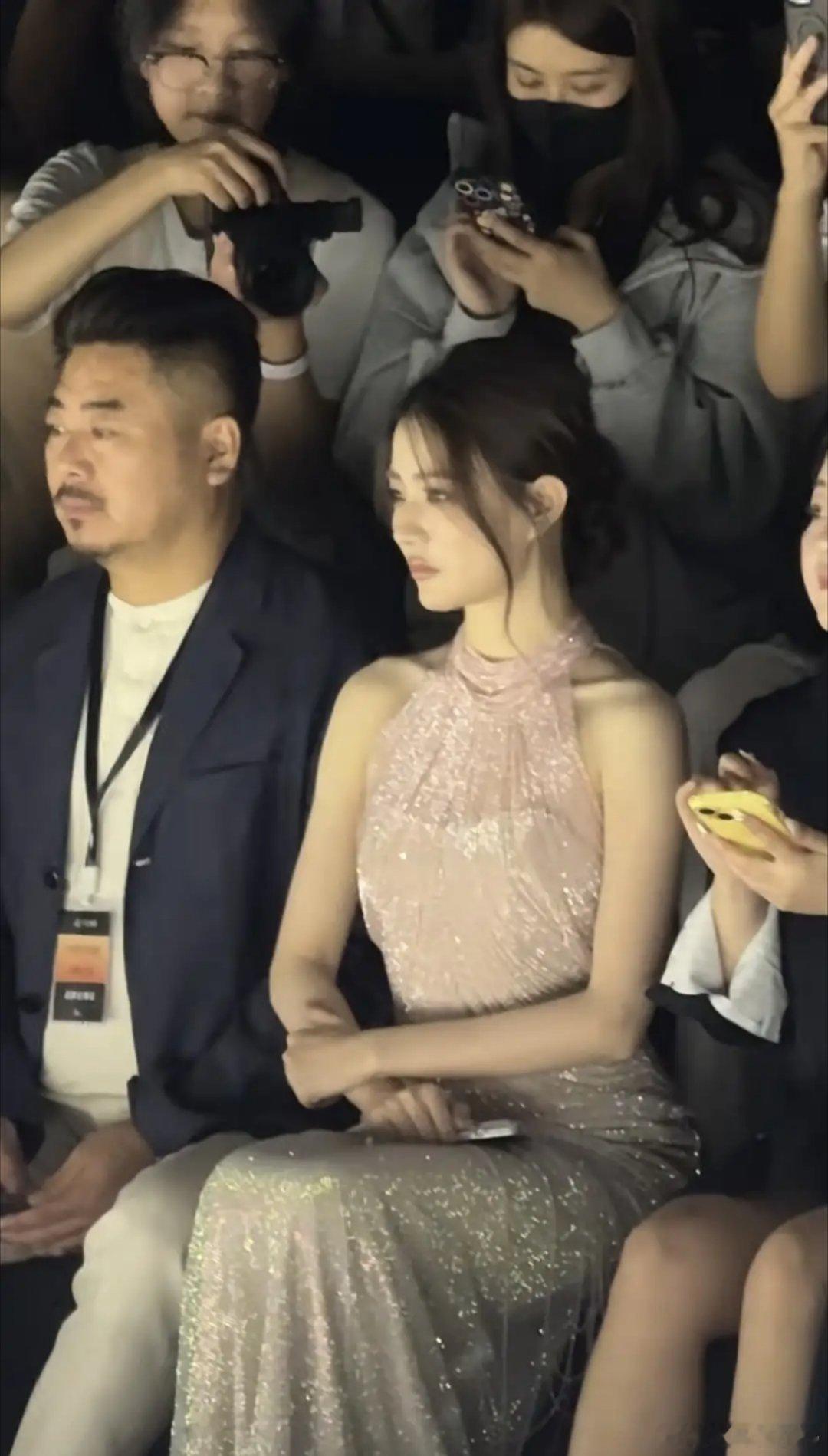 徐璐亮相上海时装周粉色钻石礼服加身,又瘦又美本人比荧幕更绝美……