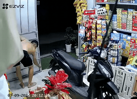 再细心的爸爸也挡不住宝宝要出逃的心，就在爸爸关上门的一刹那，宝宝已经神不知鬼不觉