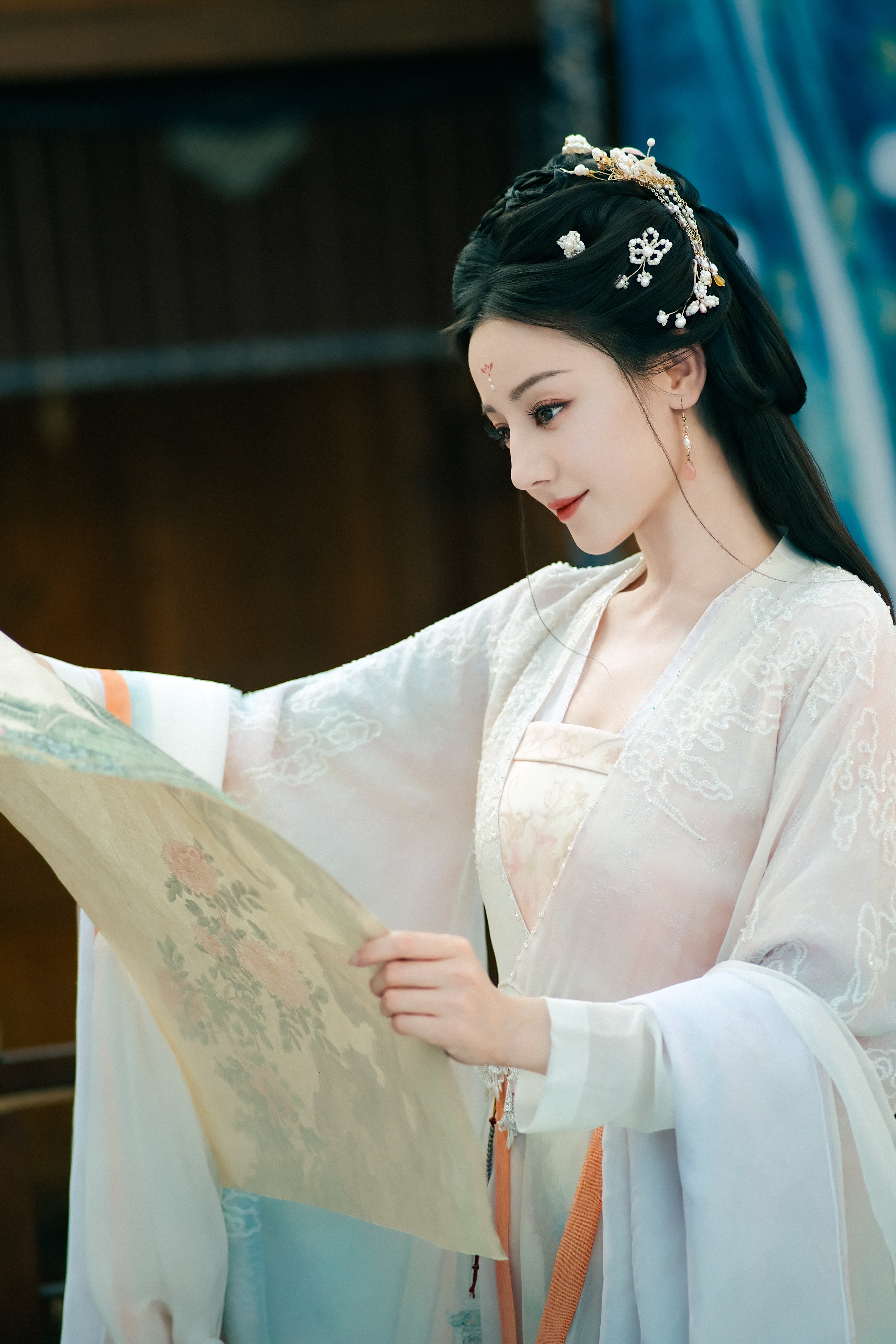 迪丽热巴🧚🏻♀️贺思慕的五感体验卡 提笔勾勒心事，转身就藏起情绪。贺思慕看似