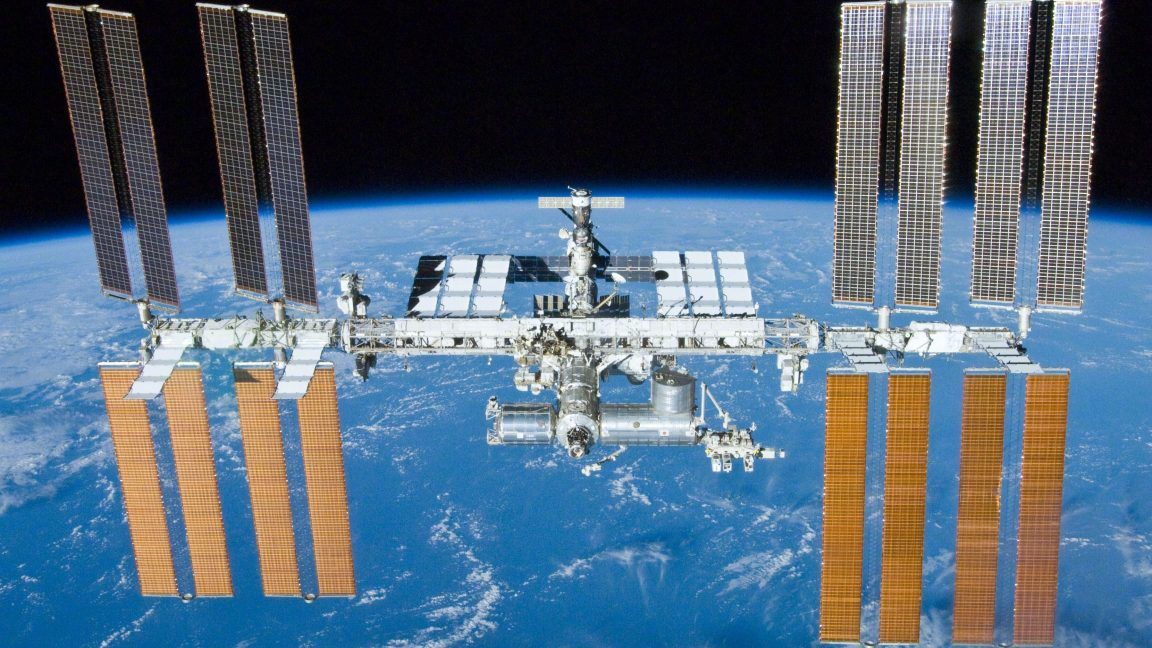 国际空间站又漏气了。过去五年多，俄罗斯舱段一个叫PrK的小模块一直在往太空里跑气