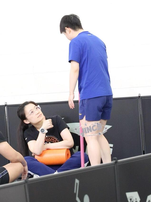 孙颖莎和任姐的关系好柔，脾气也特别好，任姐也不吝啬夸赞莎莎，一看就很温柔的知心大