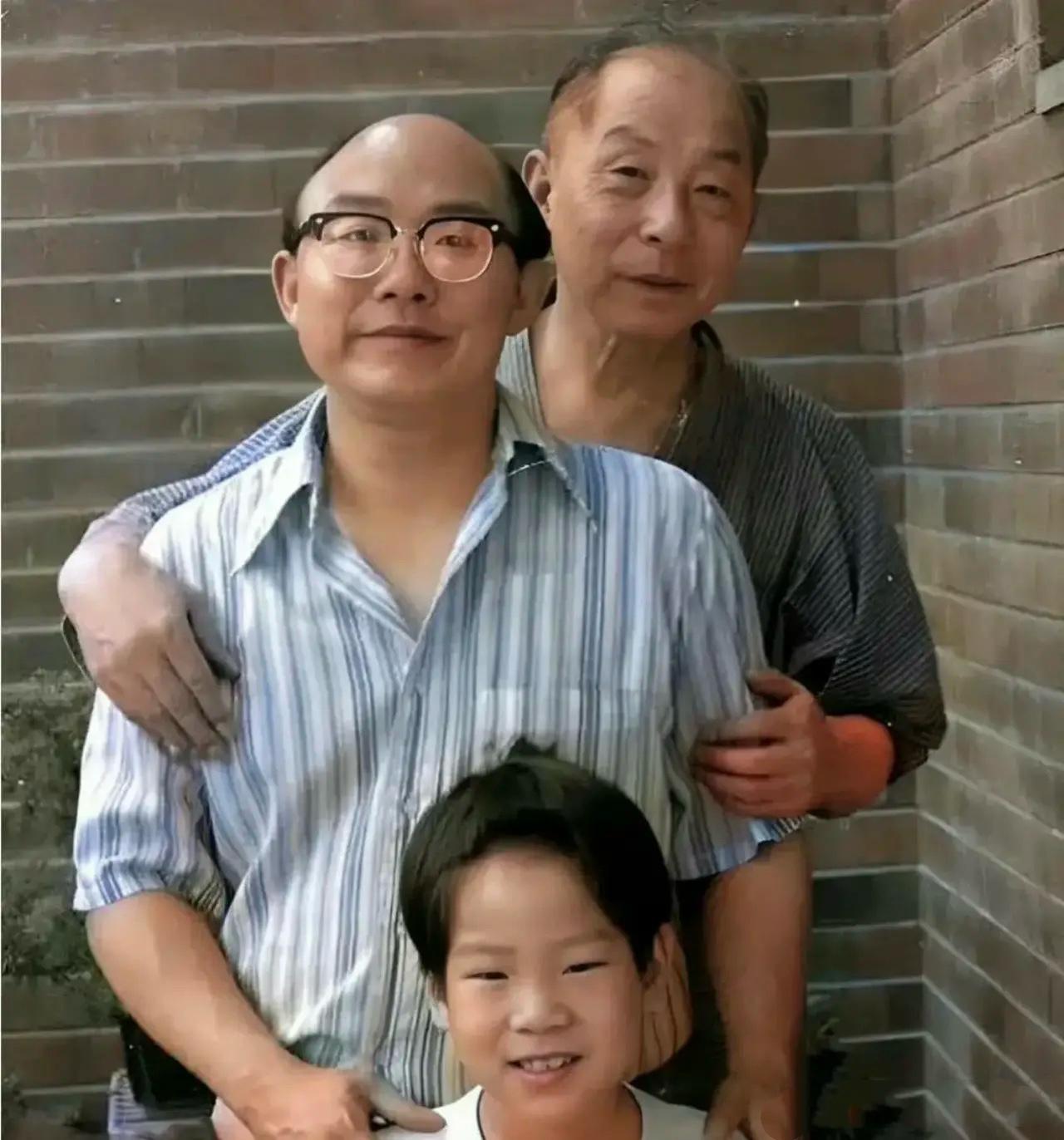1975年，张闾琳携孩子专程赴台探望父亲张学良时，祖孙三代留下的一张合影，张闾琳