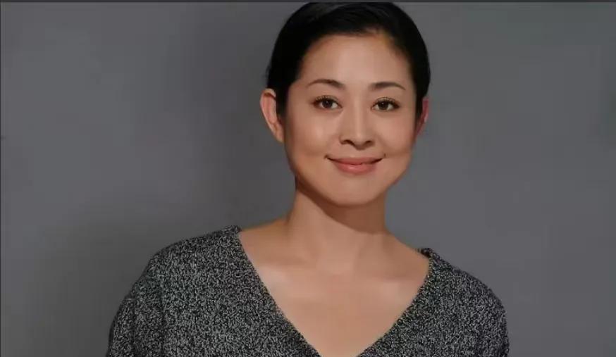 “倪萍含泪剖白：若有下辈子，宁做孤鸟不沾红尘！五个男人教会她什么？”“56岁上