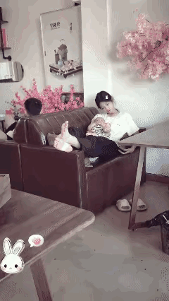 姐姐看到相差10岁的弟弟整个人都不好了