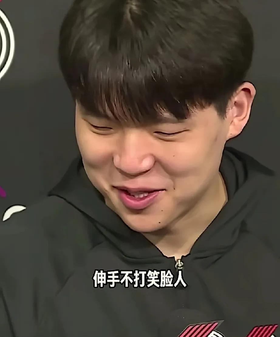 都学着点，杨瀚森不被NBA教练骂的技能！近日，杨瀚森出席开拓者媒体采访，杨瀚森