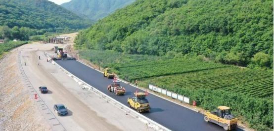 为什么高速公路不用水泥，而用沥青？一位55岁的包工头表示，80%的人不知道，一吨