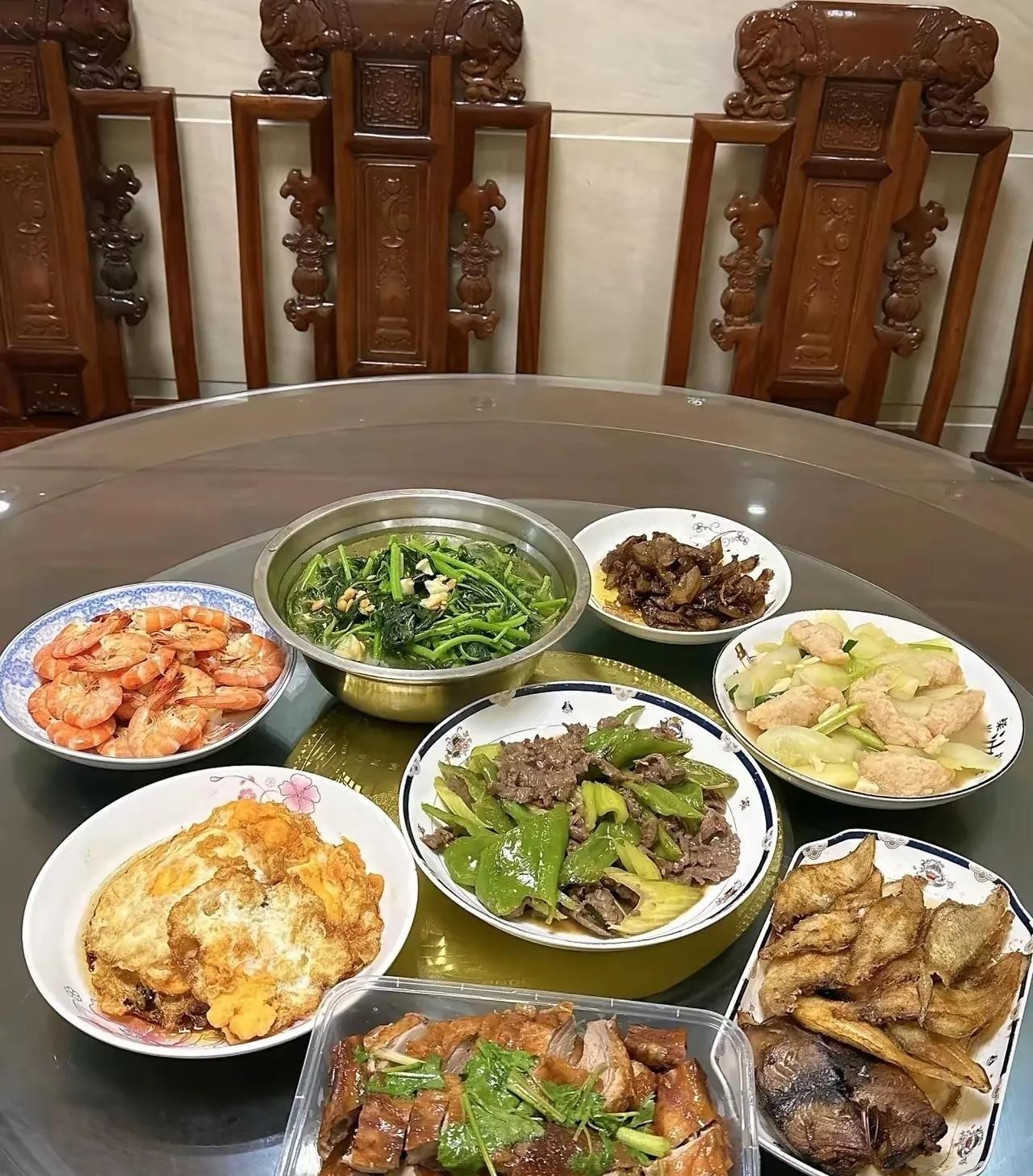 这样的饭菜，你有食欲吗？今天中午又是老妈下厨，她每次做饭都猛放肉。瞅瞅这