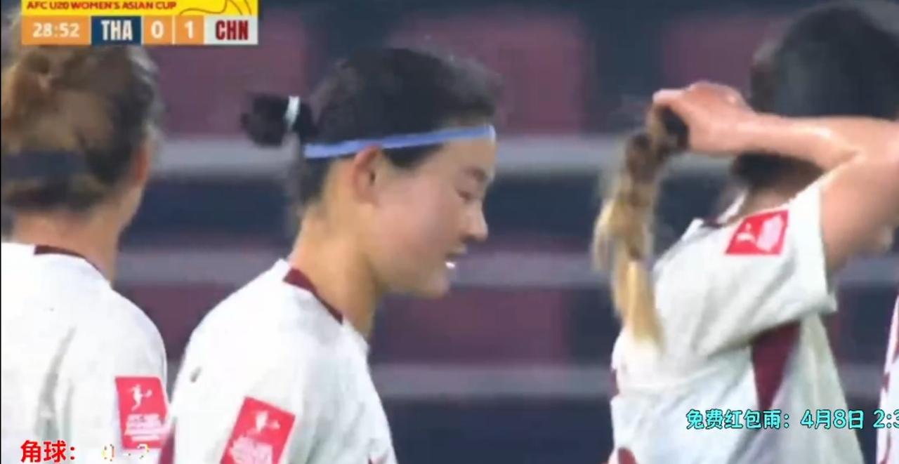 进球啦！上半场29分钟，肖亚菲弧顶世界波劲射，泰国守门员补球脱手，足球直飞球门，