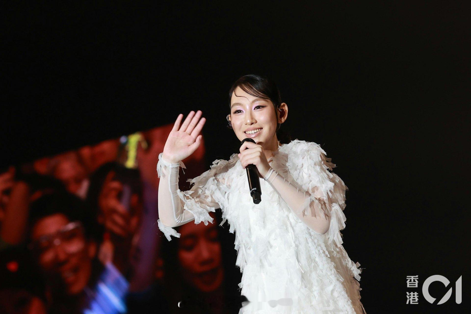 香港01：炎明熹演唱会｜离巢后个唱获欧阳震华撑场　Encore感动落泪唱不下去“