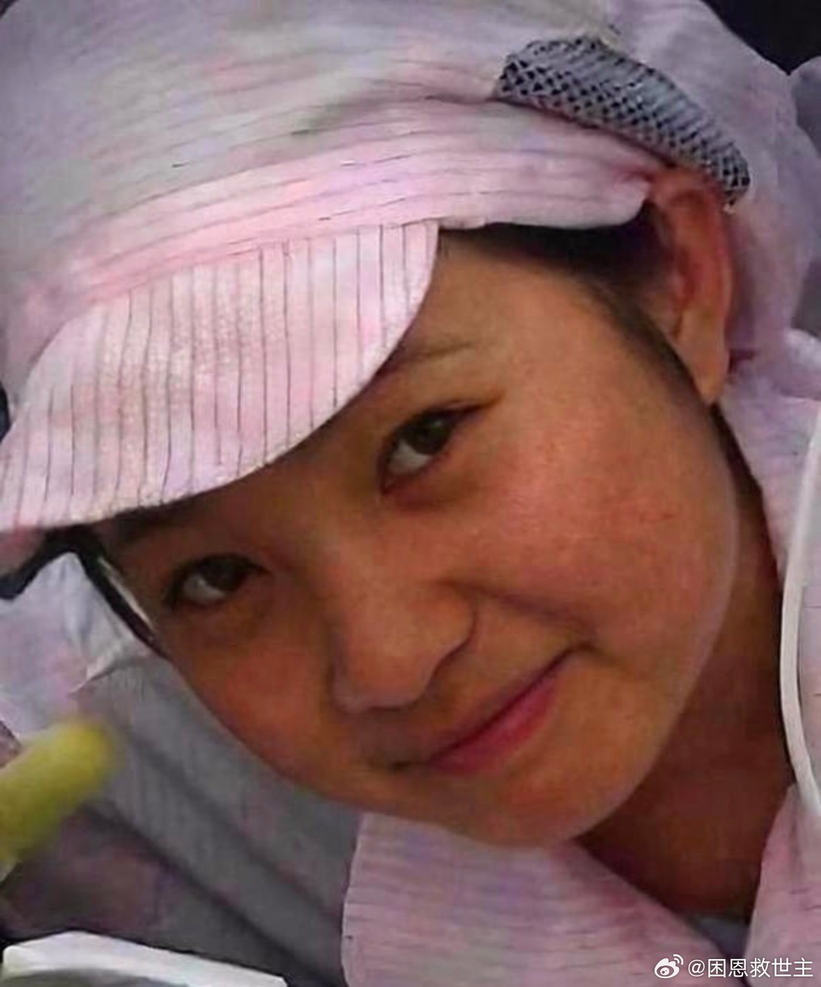 2008年，贵州有个女孩在富士康打工。休息时，她拿一台没组装好的苹果手机自拍，拍完忘了删除。后来这部