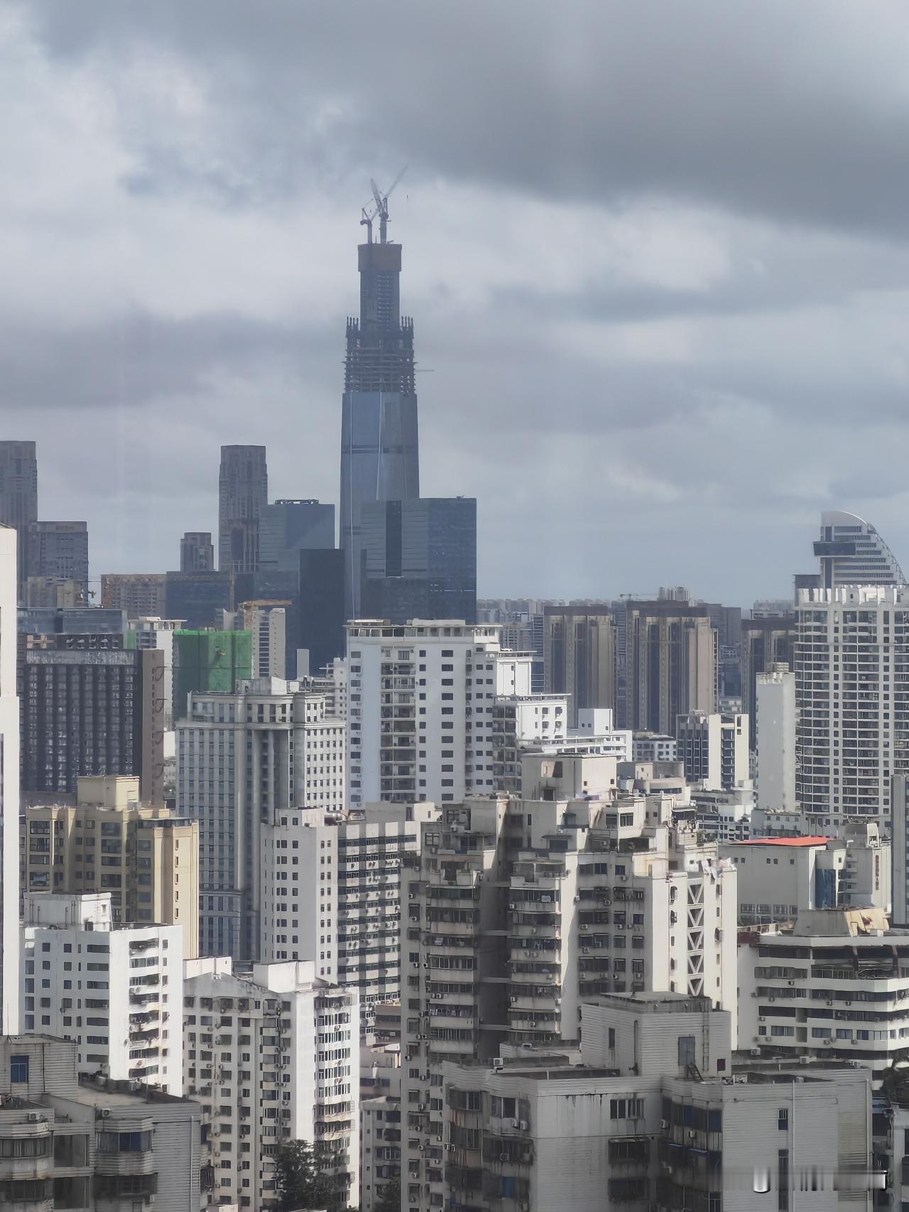 海南第一高楼，在建的428米高的海南中心。拔地而起，直冲云霄，无论在城市的哪个角