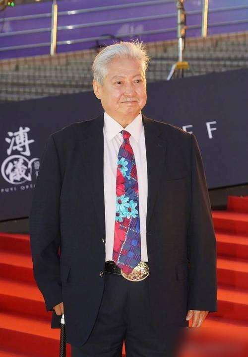 你以为洪金宝暴瘦是病危信号？我告诉你，这根本不是衰老，这是一场用钱砸出来的“逆天