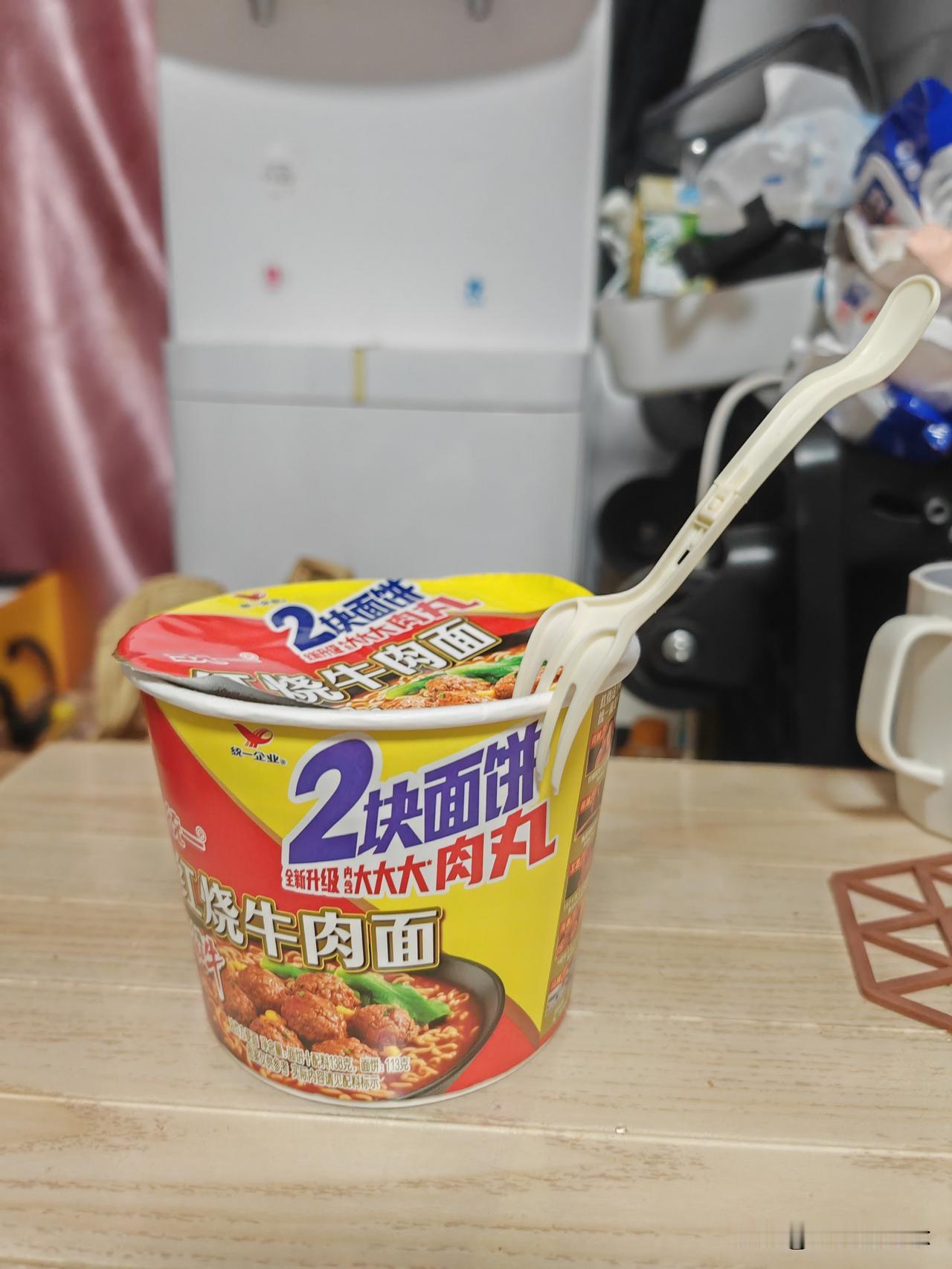 今天的晚饭，来一桶泡面吧生活越来越好了，以前都是小桶的现在有大桶，给我们选择