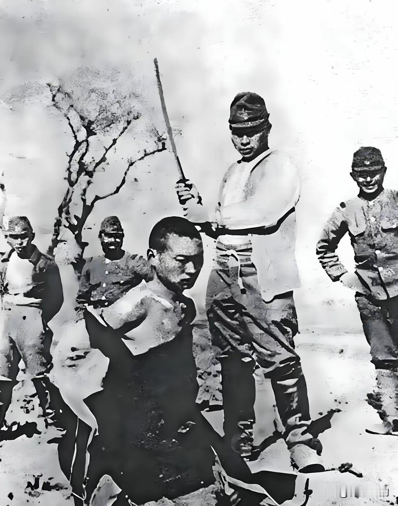 照片上这个头戴军帽，高举武士刀准备砍杀中国青年的日本军官就是田中军吉，他在南京大