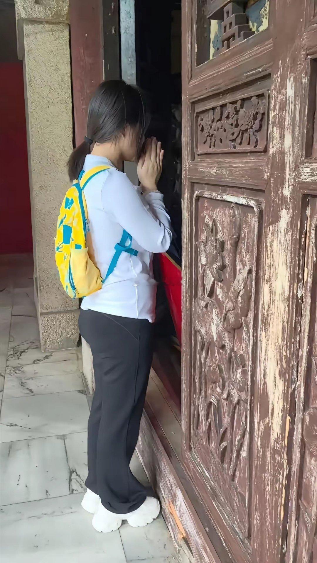 她书包里背的是女儿的灵位