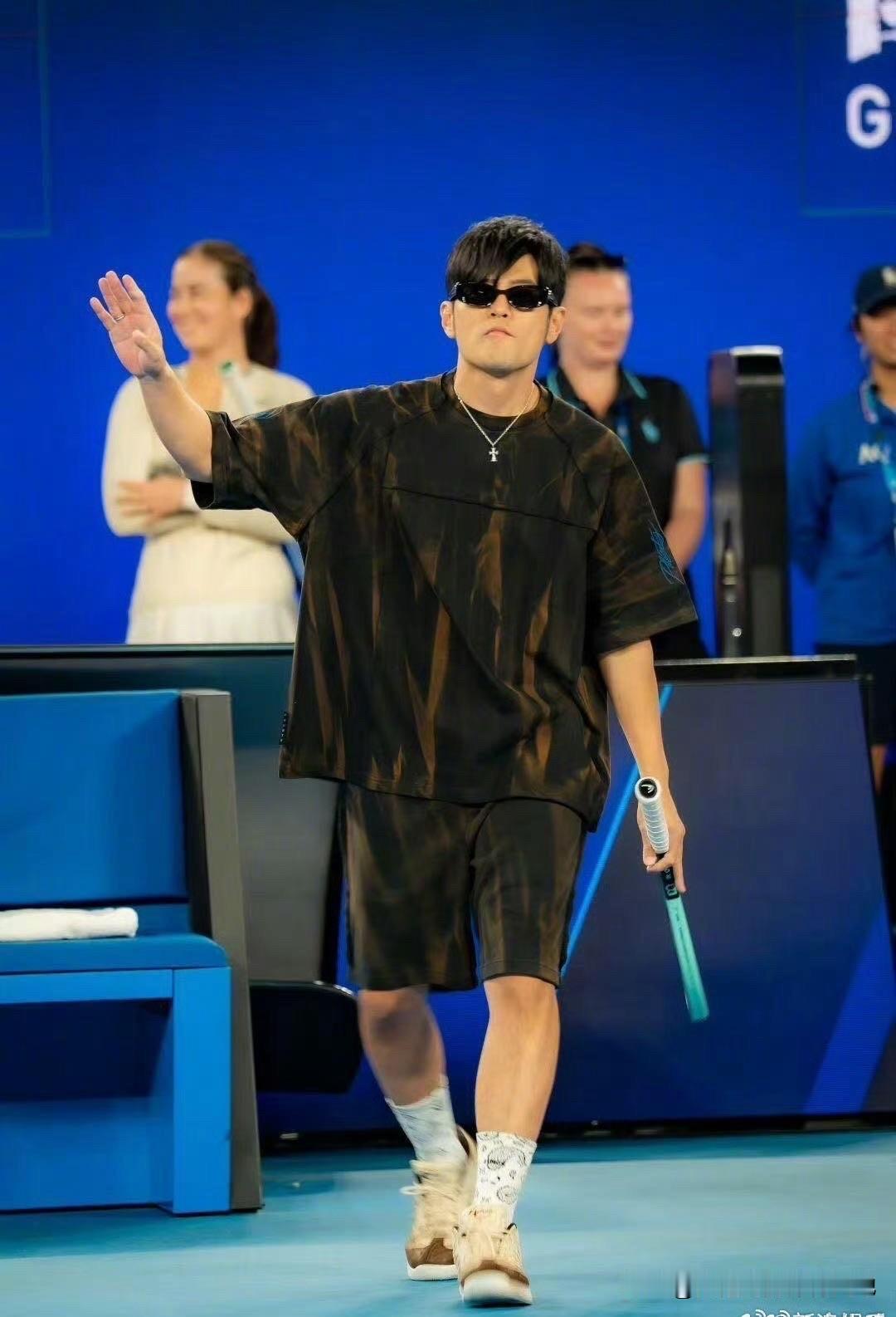 周杰伦澳网一轮游就是来跨界亮亮相的，天王根本没打算赢，墨镜没摘球没碰到直接出局了