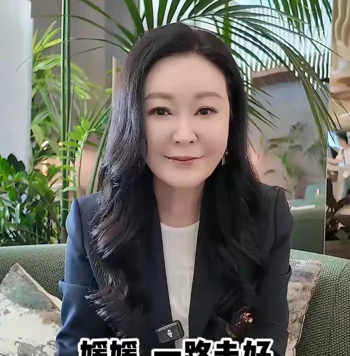 一觉醒来，这个叫王小骞的主持人天都塌了。昨天还默默无闻，今天却因为不当言