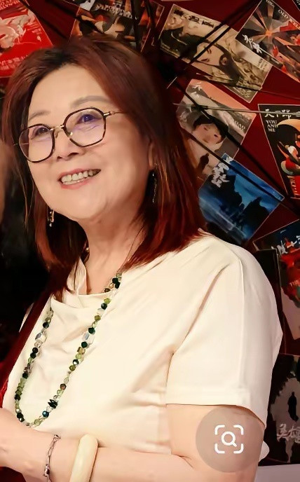 张艺谋岳父岳母吃饭被偶遇！老两口好有气质啊，陈婷长相遗传了妈妈。陈婷父母吃饭被偶