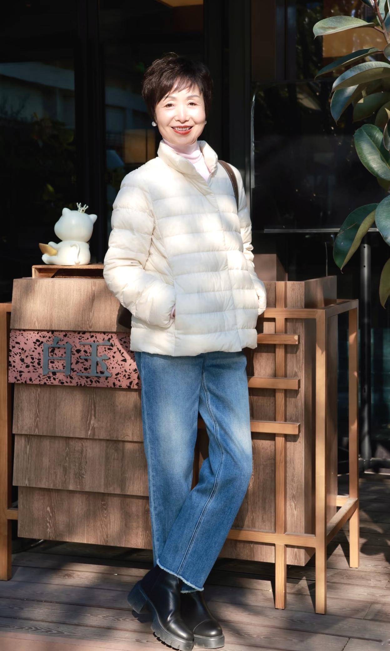 五六十岁女性过年选择这样穿，时髦减龄显身高明天就过年了，大家都会穿上好看得体