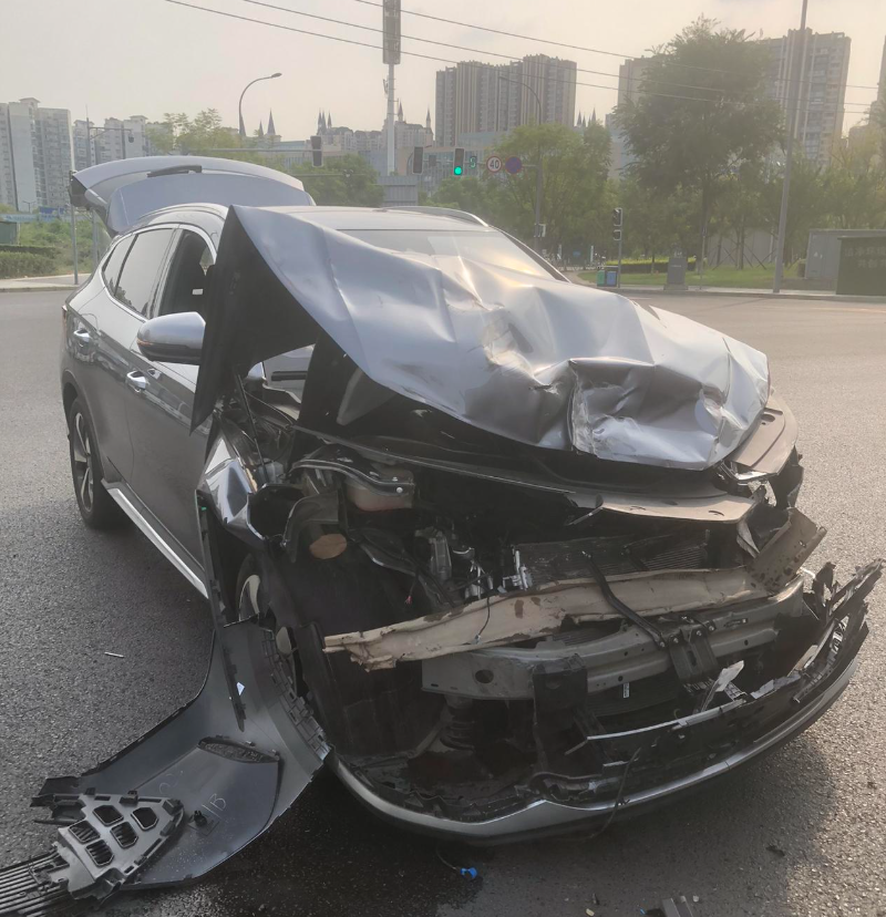 比亚迪，你的安全气囊去哪了?这天突然听说同事在办公楼外的路口被车撞了，就急忙