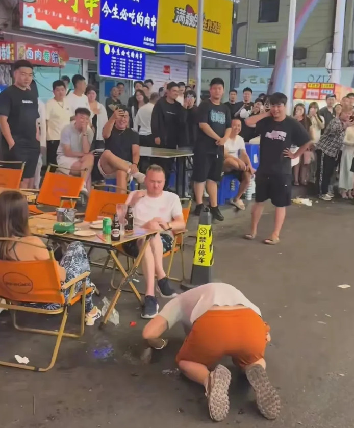 让人愤怒，吉林男子向外国人下跪。大概意思就是，这光头男的喝了一点酒，与人争吵